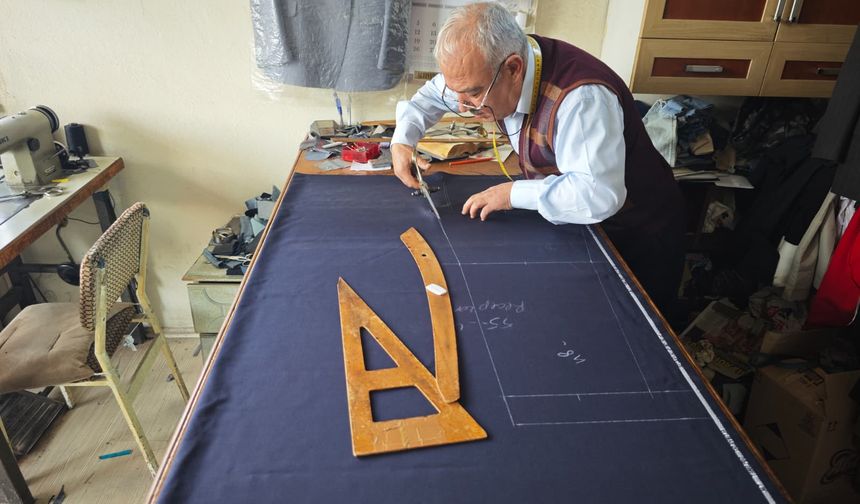 Antalya'da 46 yıldır terzilik yapan Sadettin Dönmez mesleğini 'aşkla' yaşatıyor