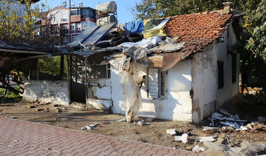 Antalya'da bir ev ve bahçesinden 2 kamyon çöp çıktı