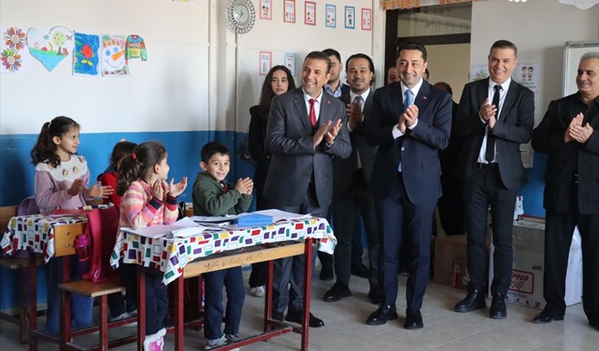 AYSAD üyeleri Hatay'daki depremzede çocuklara ayakkabı dağıttı