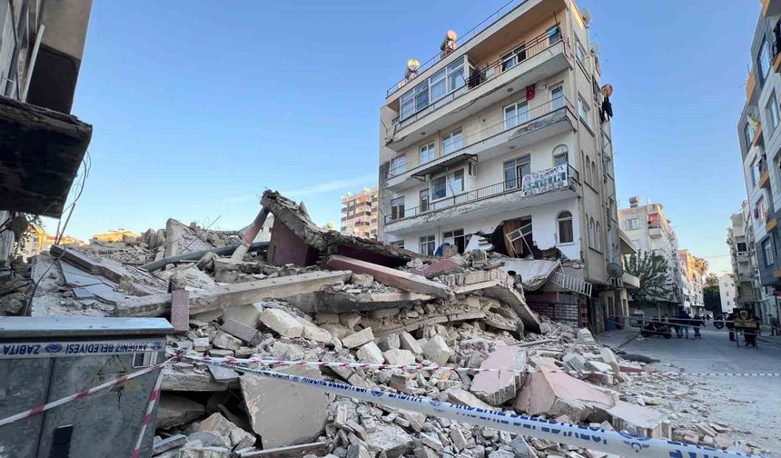 Bina yıkımı sırasında bitişik bina zarar gördü, facia ucuz atlatıldı