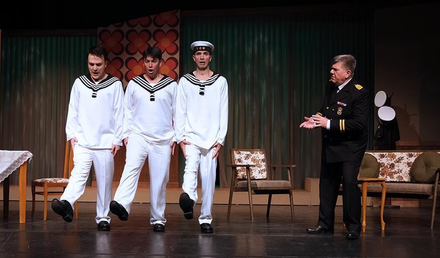 Bursa Devlet Tiyatrosu 'Süt Kardeşler' oyununun prömiyerini yaptı