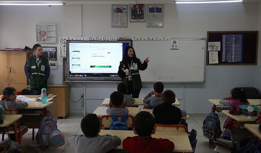Erzurum'da Yeşilayın genç gönüllüleri okulları dolaşıp 11 bini aşkın çocuğu bilinçlendirdi
