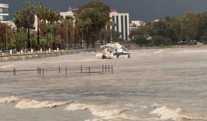 Finike’de fırtına sebebiyle tekne kıyıya sürüklendi, denizin rengi çamura döndü