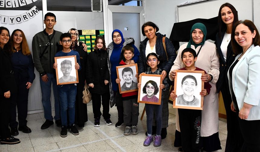 Gönüllü ressamlar, özel çocukların portrelerini karakalemle resmetti