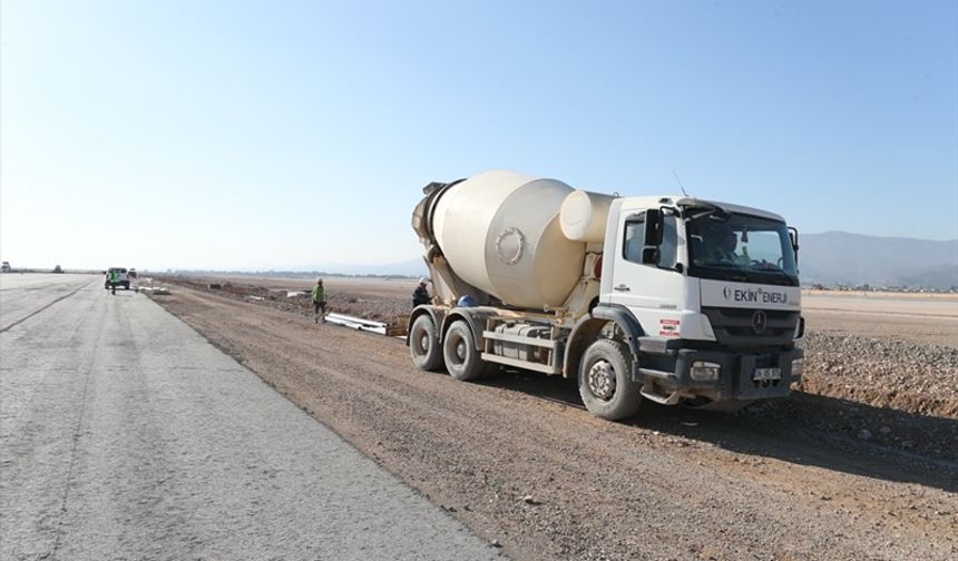 Hatay Havalimanı'nda ikinci pistin yapım çalışması sürüyor