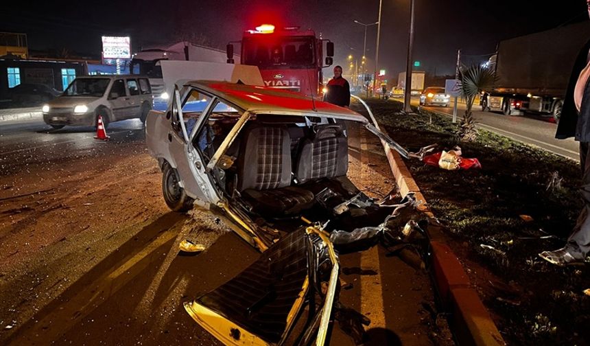 Hatay'da tırla çarpışması sonucu ikiye ayrılan otomobilin sürücüsü yaralandı