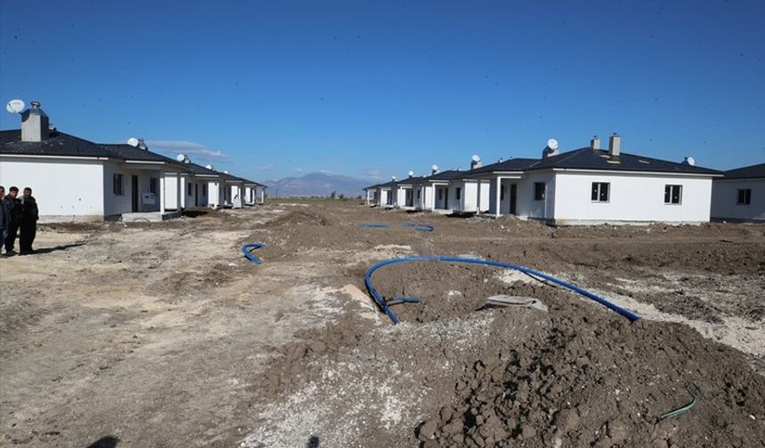 Hatay'da kırsal deprem konutlarının yapımı sürüyor