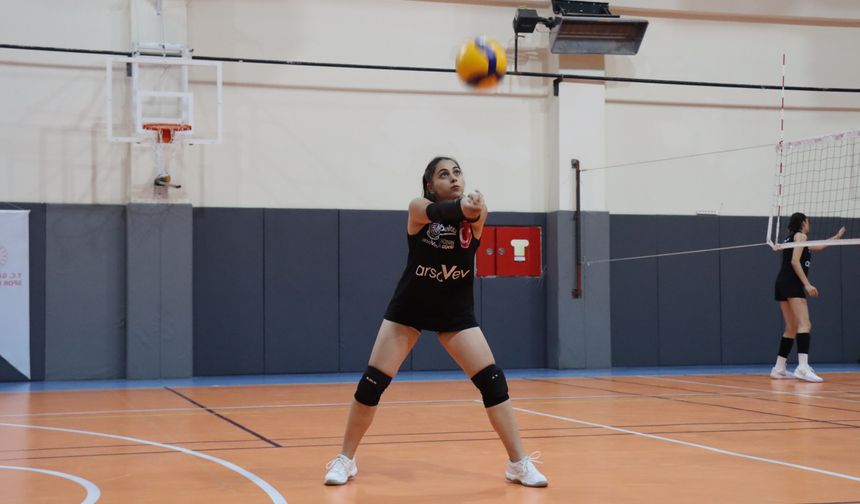 Hukuk öğrencisi genç voleybolcu Yaren, hem parkede hem adliyede başarı hedefliyor