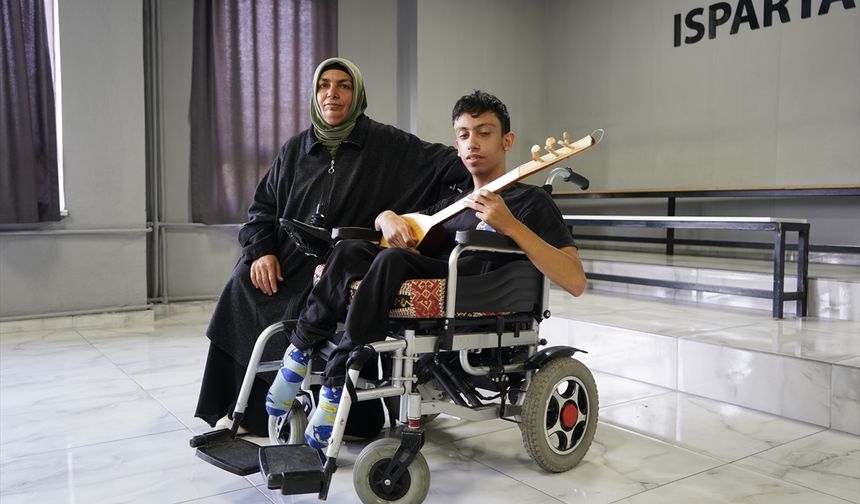 Isparta'da 16 yaşındaki Muhammet Eren müzikle engelleri aşıyor