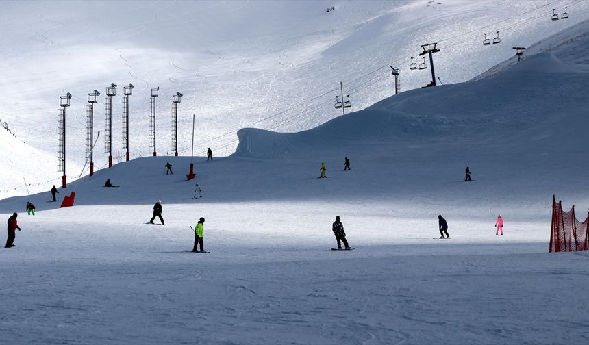 Kayak merkezlerinde en fazla kar kalınlığı 55 santimetreyle Palandöken'de ölçüldü