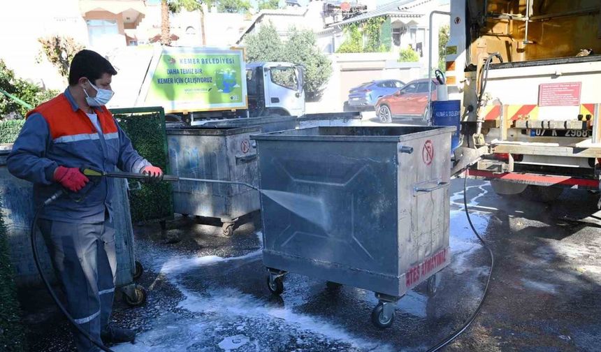 Kemer’de çöp konteynerleri dezenfekte ediliyor