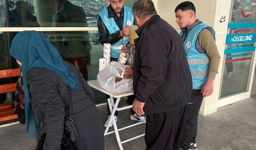 Kozan'da hastane önünde bekleyenlere çorba ikram edildi