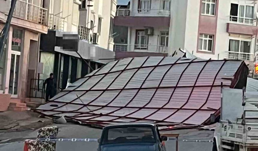Mersin Mut'ta fırtına çatıyı uçurdu