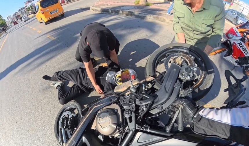 Motosiklet sürücüsü kaskı sayesinde yara almadan kurtuldu