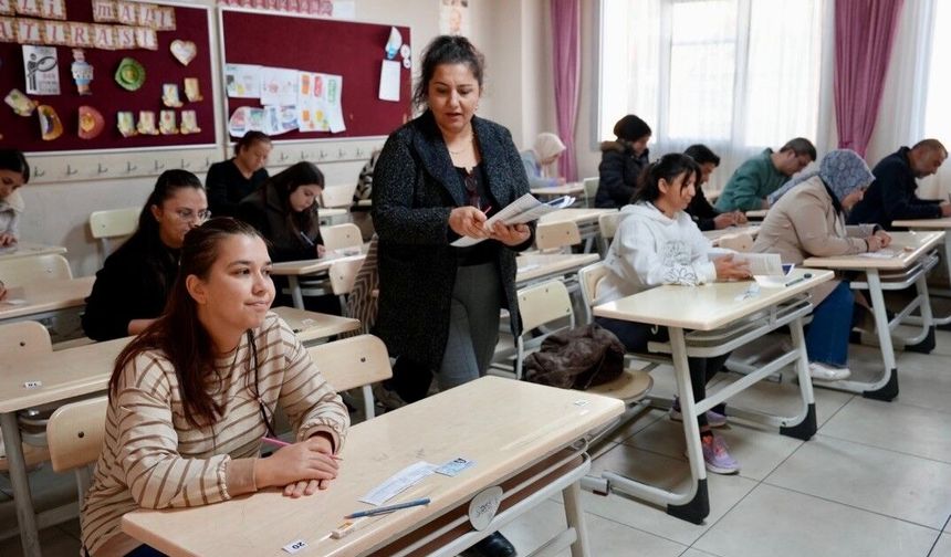 Milli Eğitim'de Yeni Dönem Tartışması: Üniversiteye Giriş Yaşı 15'e mi Düşüyor?