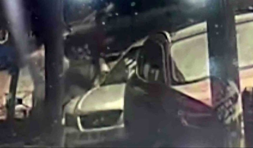 Park halindeki otomobilin dikiz aynasını tekme atıp kırdı