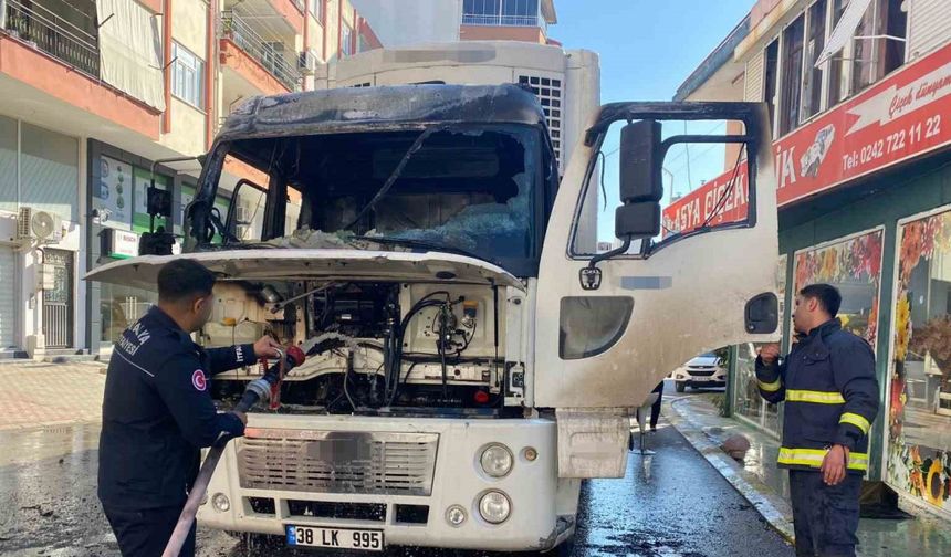 Park halindeyken alev alan kamyon kullanılamaz hale geldi