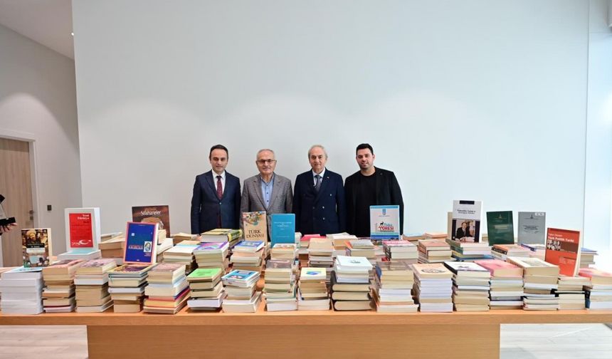 Prof. Dr. Fahrettin Tızlak’tan Antalya Kütüphanesi’ne 2000 kitaplık değerli bağış