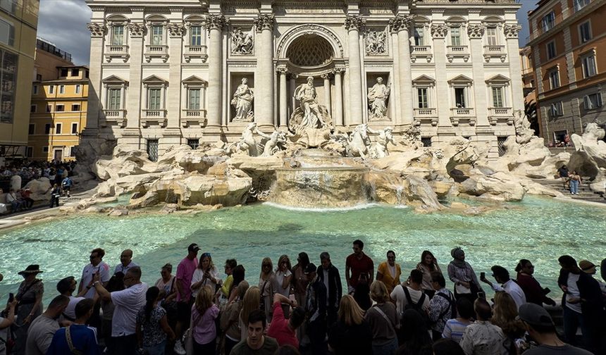 Roma'daki tarihi Trevi Çeşmesi'ne biletli giriş sistemi getirilmesi yeniden gündemde