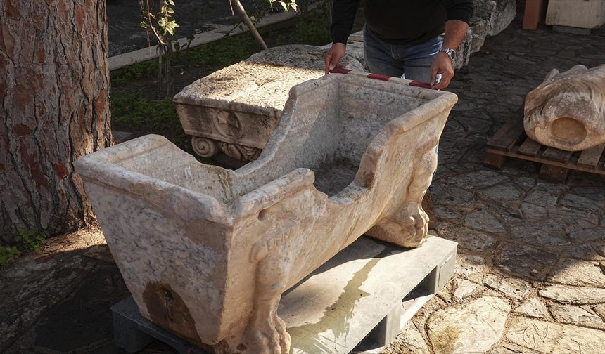 Romalı seçkinlerin kullandığı mermer küvet çeşme yalağına çevrilmiş