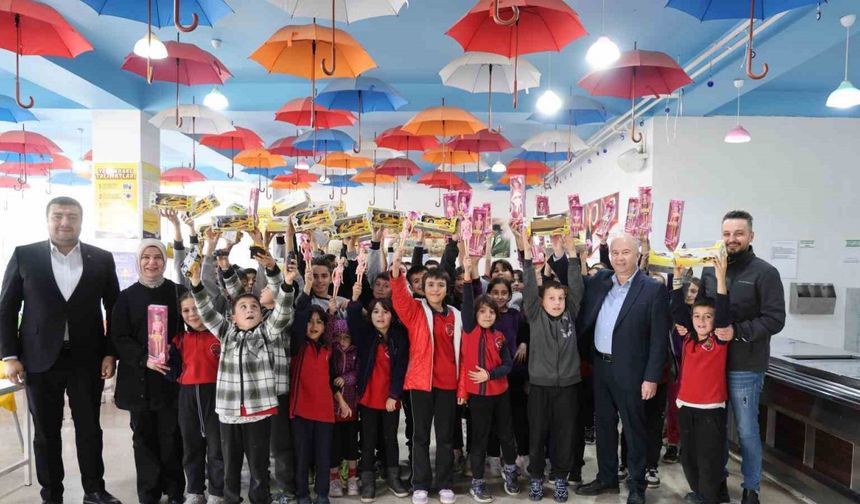 Sağlıkçılar, yatılı bölge okulu öğrencilerinin gönlüne dokundu