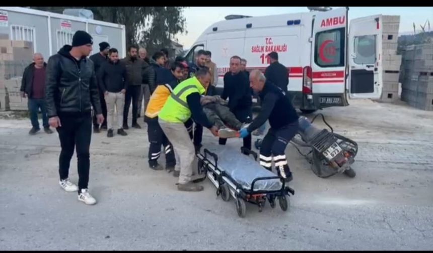 Samandağ'da motosikletin yayaya çarptığı kazada 2 kişi yaralandı