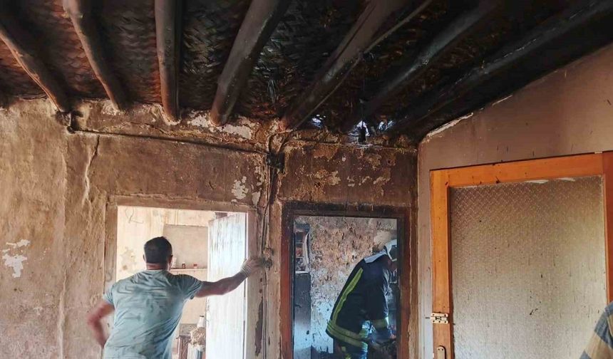 Şarkikaraağaç’ta çıkan yangında iki katlı evin bir bölümü yanarak küle döndü