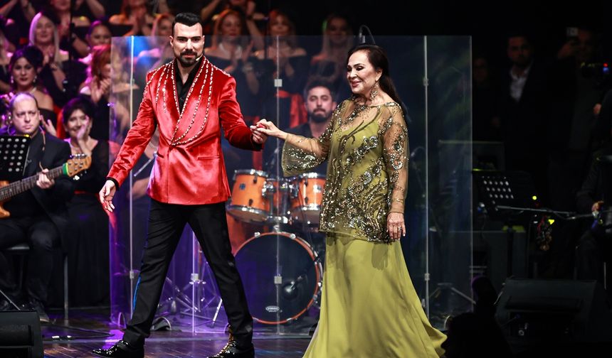 Sinemanın usta ismi Türkan Şoray 'İyilik Korosu' ile sahneye çıktı