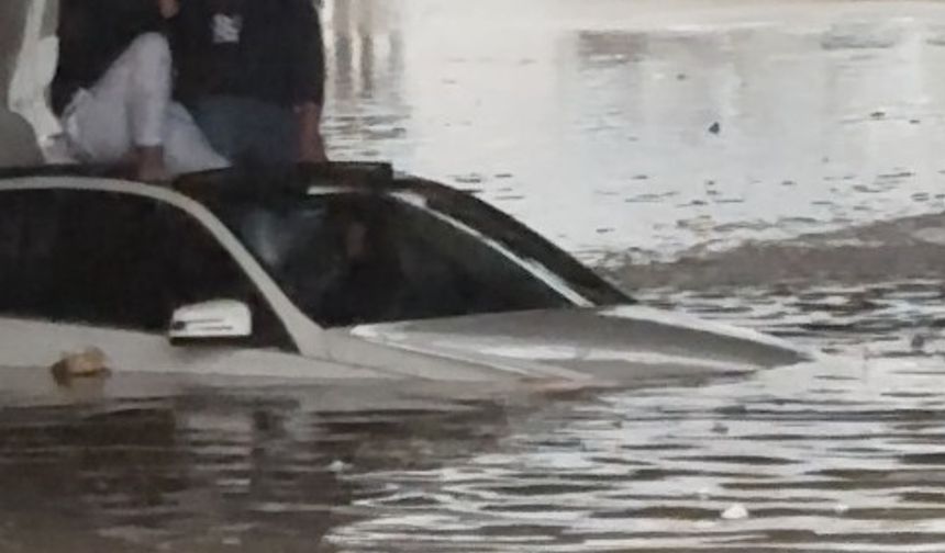 Suda mahsur kalan araçtaki 2 kişiyi itfaiye ekipleri kurtardı