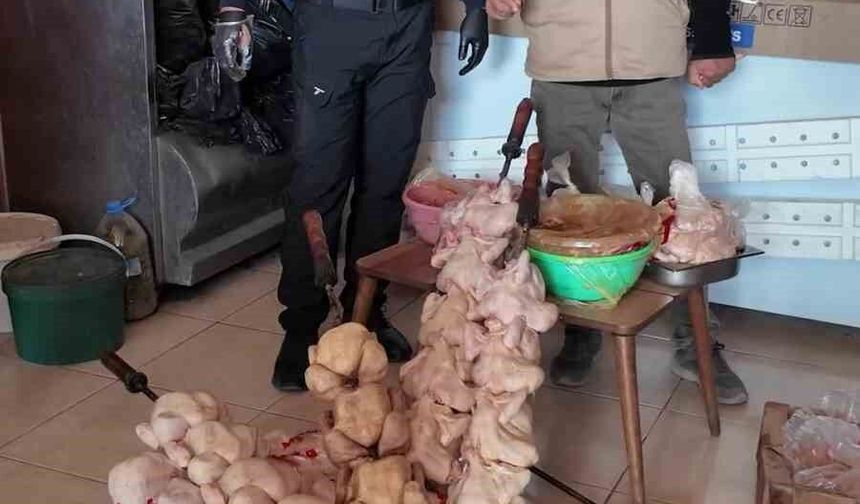 Zabıta ekiplerinin ‘Leş kokusu var’ dediği dönercide mide bulandıran görüntü