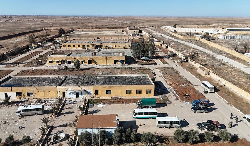 AA, terör örgütünün DEAŞ mensuplarını serbest bıraktığı Şeddadi'deki hapishaneyi görüntüledi
