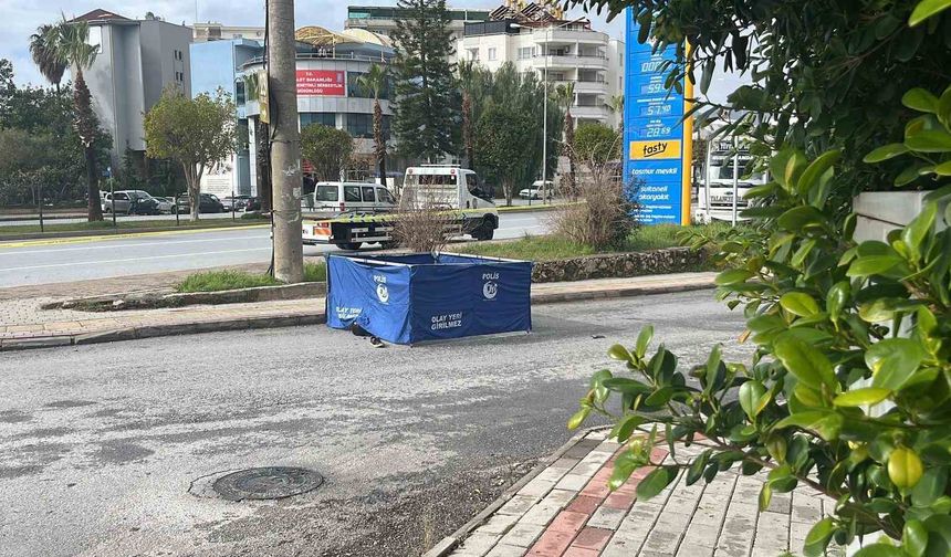 Alanya'da ölümle sonuçlanan trafik kazası güvenlik kamerasına yansıdı