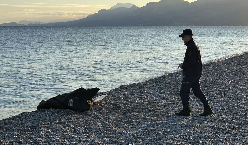 Antalya'da sahilde erkek cesedi bulundu