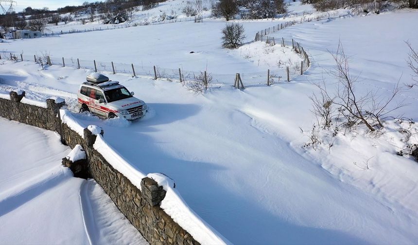 Bolu'da paletli ambulans ekipleri, karlı yolları aşarak hastaların imdadına yetişiyor