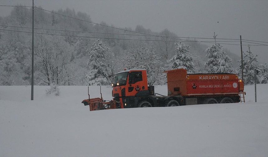 D-100 kara yolunun Bolu Dağı geçişinde kar etkili oluyor