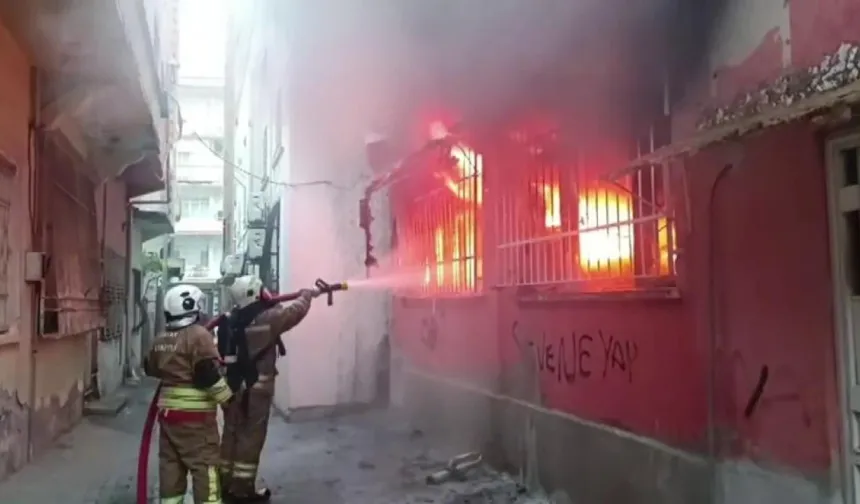 Hatay’da Kumaş Deposunda Yangın