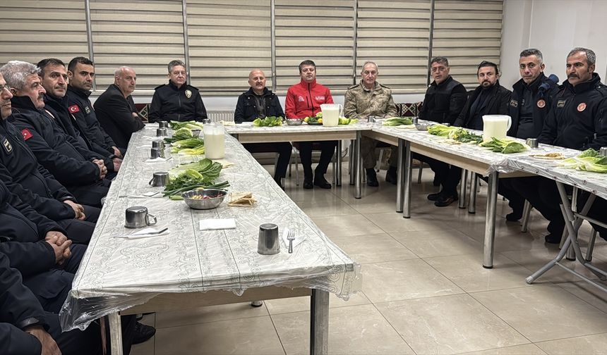 Gaziantep ve çevre illerin valileri yılbaşı gecesi görev yapan personeli ziyaret etti