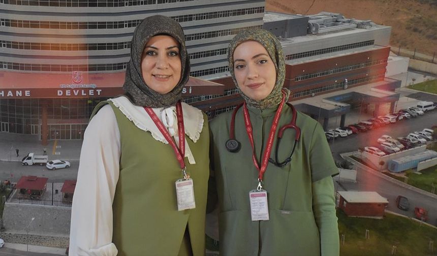 Hemşire anne ile doktor kızı aynı hastanede mesai arkadaşı oldu