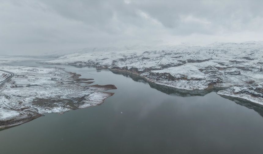 Kar yağışıyla beyaza bürünen Ilısu Barajı'nın çevresi dronla görüntülendi