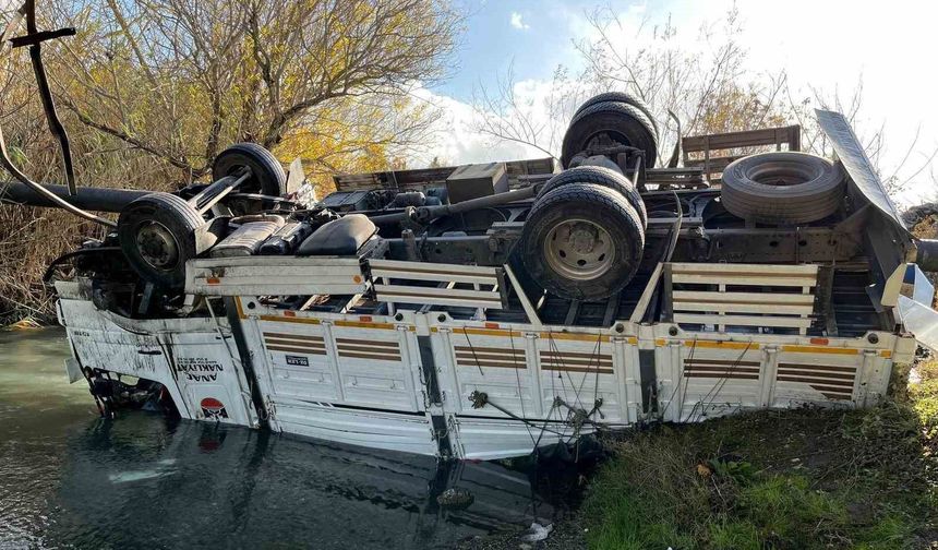 Osmaniye'de turp yüklü kamyon dereye devrildi