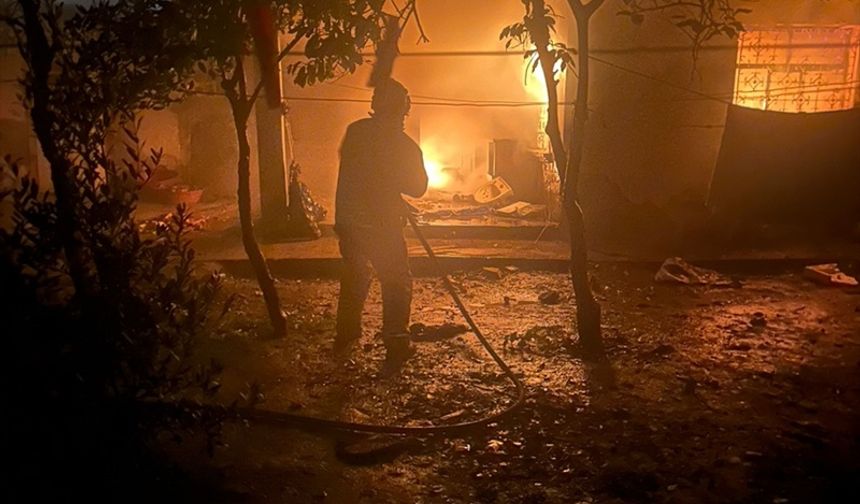 Reyhanlı’da Alevler Evi Sardı, İtfaiye Kediyi Son Anda Kurtardı