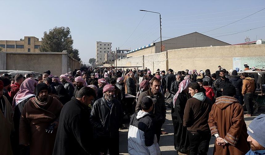 Terör örgütü YPG'nin alıkoyduğu yakınlarını arayan aileler, Rakka'daki Aktan Hapishanesi önünde umut nöbetini sürdürüyor