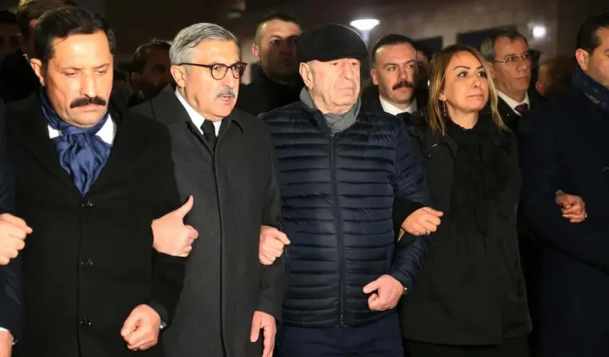 Herkesin Konuştuğu Kare Yine Gündemde: Özdağ'dan Açıklama!