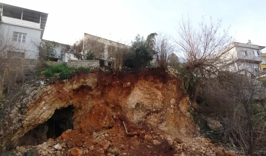 Yağmur Heyelana Neden Oldu, Mağara Ortaya Çıktı !