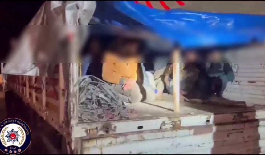 Tır Dorsesinde Branda Altında 12 Kaçak Göçmen Yakalandı