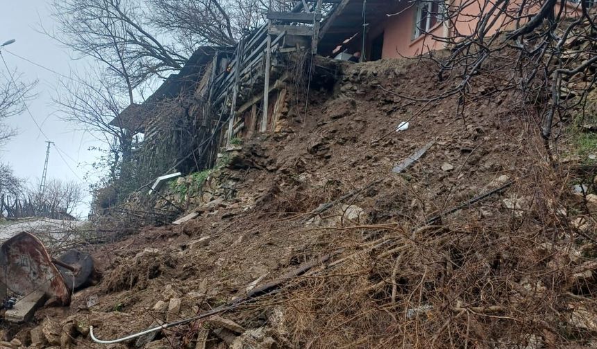 Adana'da bir evin istinat duvarı çöktü