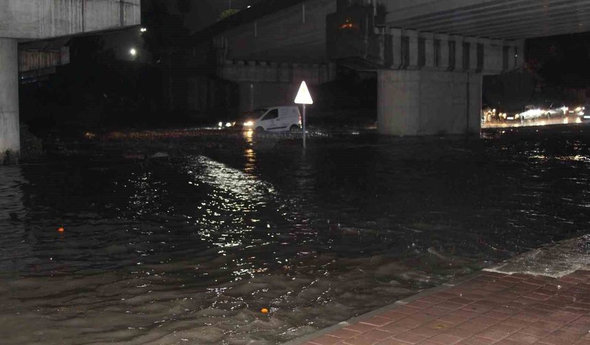 Adana'da gece bastıran sağanak yağış yolları göle çevirdi