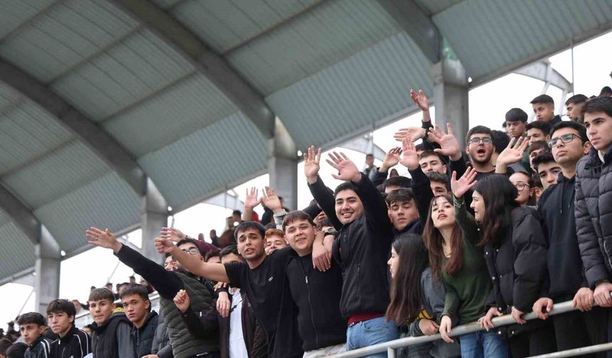 Adana'da liseli gençlerin maç heyecanı çıkan kavgayla yarıda kaldı