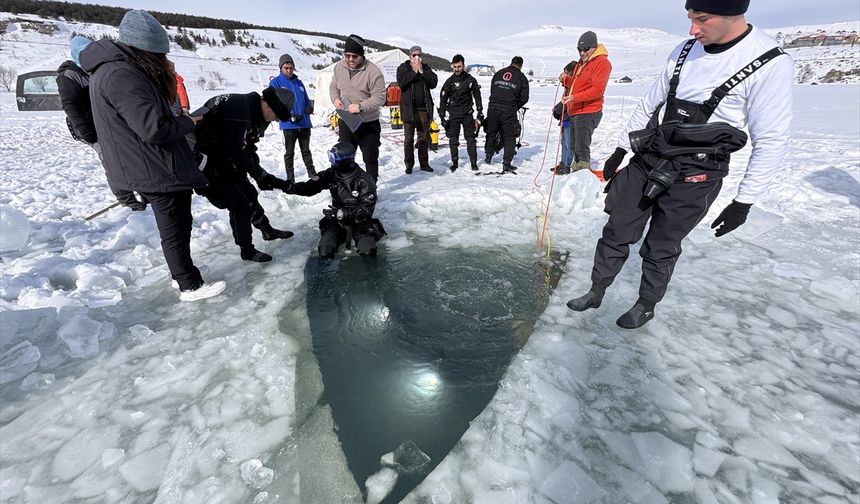Akademisyen ve öğrenciler dondurucu soğukta buzla kaplı Çıldır Gölü'ne daldı