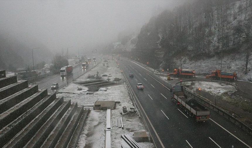 Anadolu Otoyolu ve D-100 kara yolunun Bolu Dağı geçişinde kar yağışı başladı